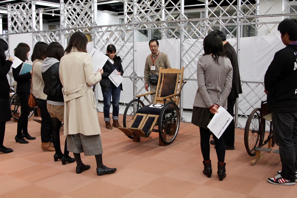 展示見学の様子