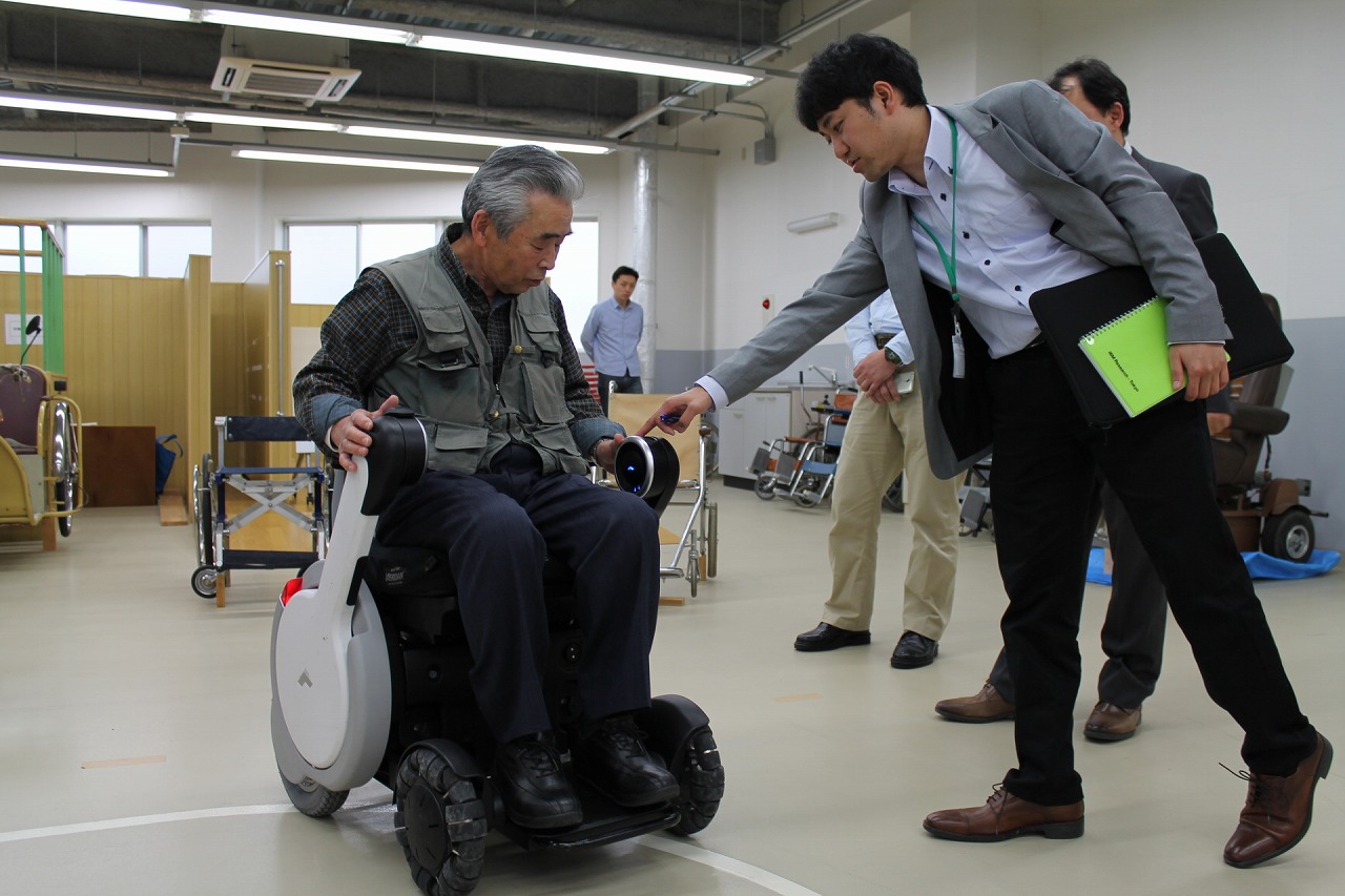 WHILLに試乗する参加者1