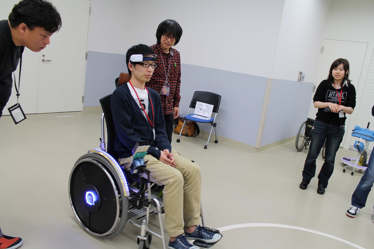 筋電位で操作する車椅子に試乗する参加者