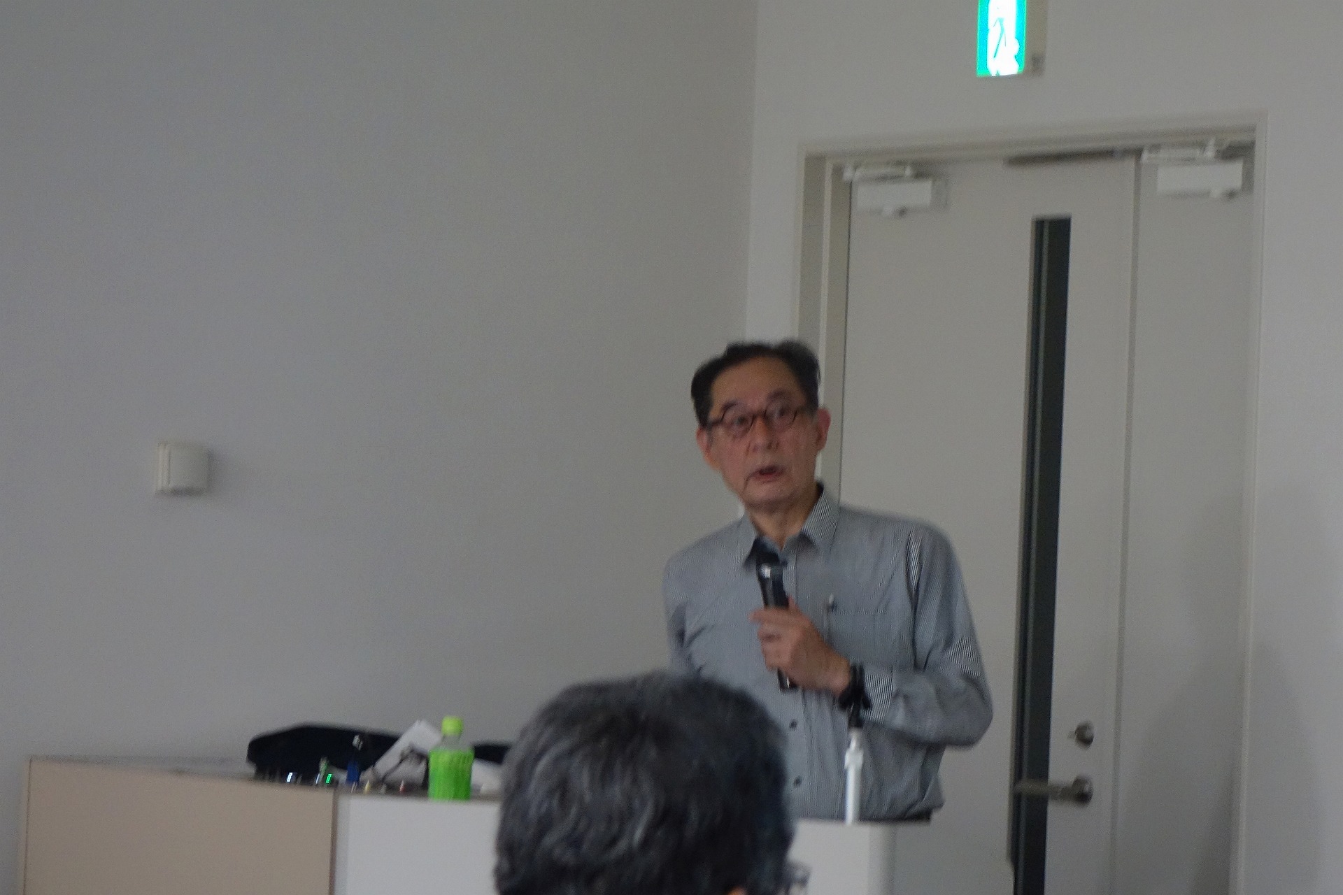 講演する足立氏