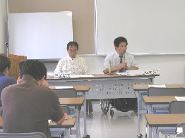 セミナー風景・コーディネーターの辻氏が講演している写真